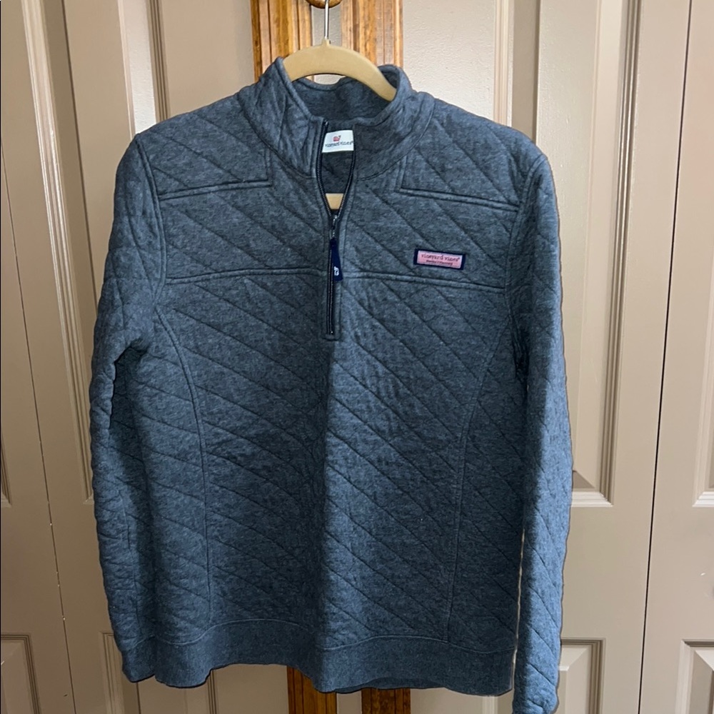 Vineyard Vines quilted 1/4 zip sweatshirt.